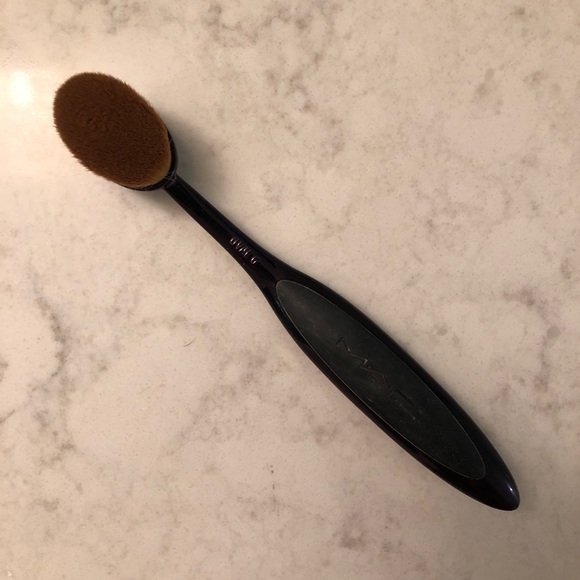 MAC Oval foundation/ contour Brush #6 - Picture 4 of 5
